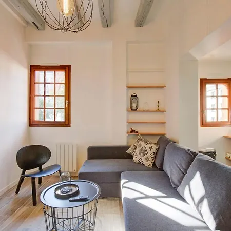 Le Cheverny Between The Banks Of The Loire And Old * Tours