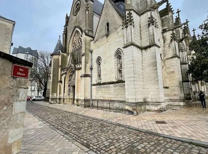 Le Cheverny Between The Banks Of The Loire And Old Apartment Tours